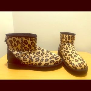 Authentic UGG women boots size 7 new without tags